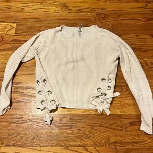 🌀Mono B size Medium cream white sweater with tied up sides🌀